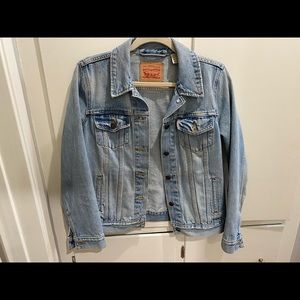 Oversized Levi’s denim jacket